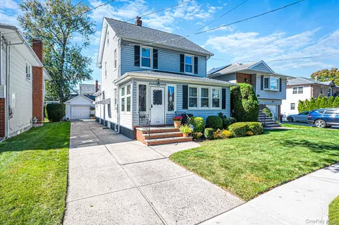 116 Hawthorne Ave, North Hempstead, NY 11001