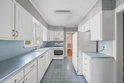 Kitchen - 24 Seneca Rd, Ossining, NY 10562 photo 3 of 4