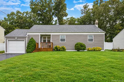 24 Chapel Pl, North Babylon, NY 11703