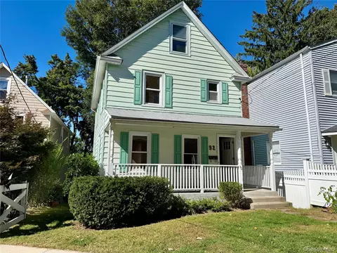 92 School St, Oyster Bay, NY 11771