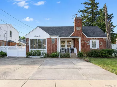 22 Oakland Ave, West Hempstead, NY 11552