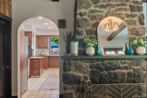 Entry Way - 340 Union Ave, Peekskill, NY 10566 photo 1 of 3