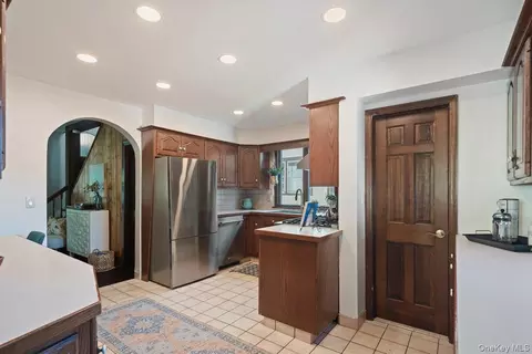 Entry Way - 340 Union Ave, Peekskill, NY 10566 photo 2 of 3