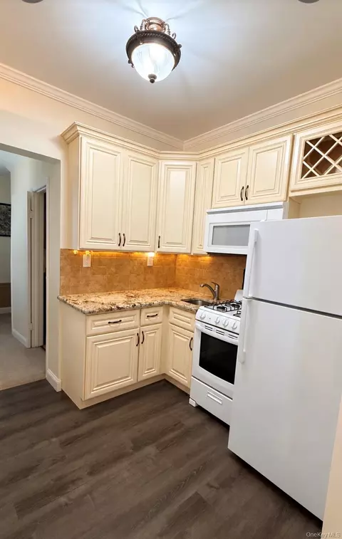 1185 E Broadway #4E, Hewlett, NY 11557 photo 3