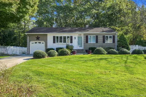 33 Shenandoah Blvd, Port Jefferson Station, NY 11776