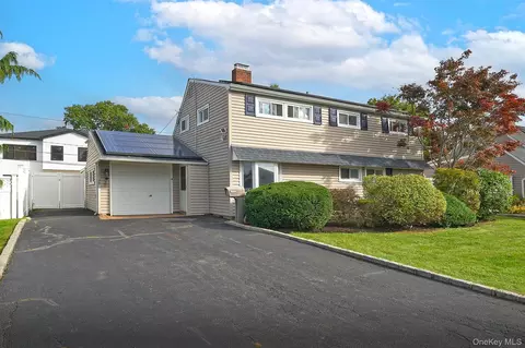 139 Horn Ln, Levittown, NY 11756