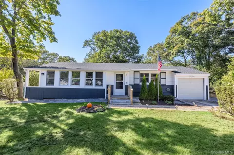 10 Nesaquake Trl, Ridge, NY 11961