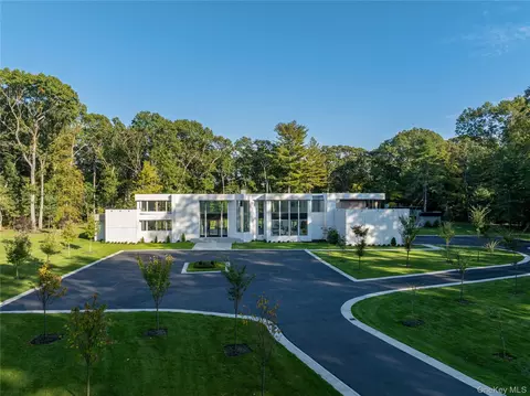 31 Chestnut Hill Dr, Oyster Bay, NY 11771