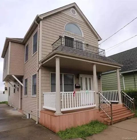 33 3rd Ave, North Hempstead, NY 11040