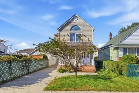 33 3rd Ave, North Hempstead, NY 11040