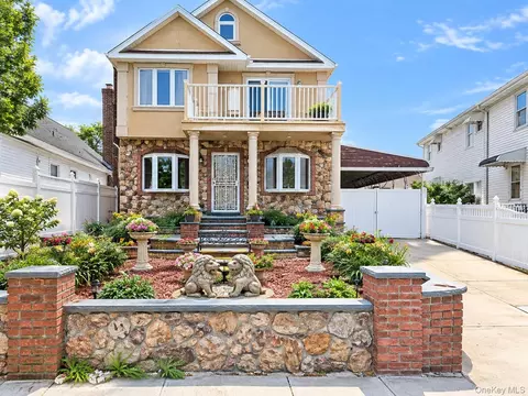 82-44 263rd St, Glen Oaks, NY 11004