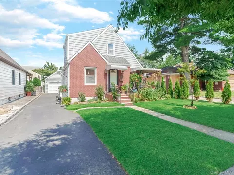 1517 Falmouth Ave, New Hyde Park, NY 11040