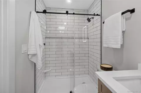 Bath - 135 Viola St, Shawangunk, NY 12589 photo 2 of 4