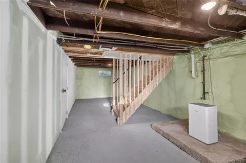 Entry Way - 135 Viola St, Shawangunk, NY 12589 photo 4 of 4