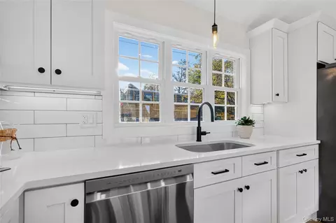 Kitchen - 135 Viola St, Shawangunk, NY 12589 photo 4 of 5