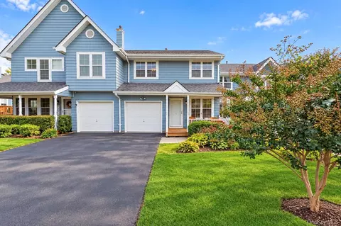 41 Maple Wing Dr, Central Islip, NY 11722