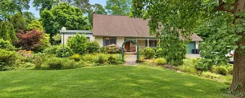 20 Buccaneer Ln, Setauket, NY 11733