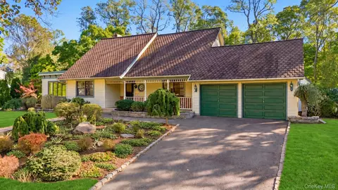 20 Buccaneer Ln, Setauket, NY 11733