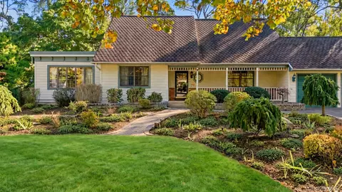 20 Buccaneer Ln, Setauket, NY 11733