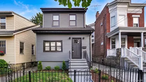 128 E 238th St, New York, NY 10470