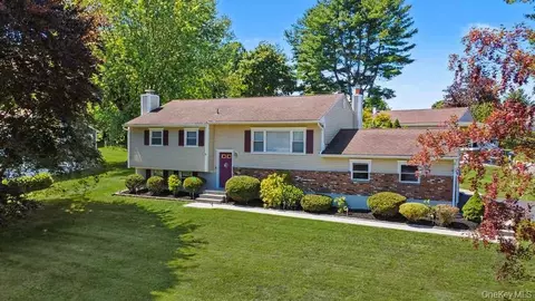 2795 Sunrise St, Yorktown, NY 10598