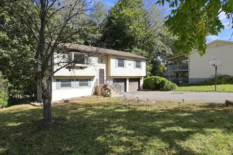 10 Van Wagner Rd, Lloyd, NY 12528