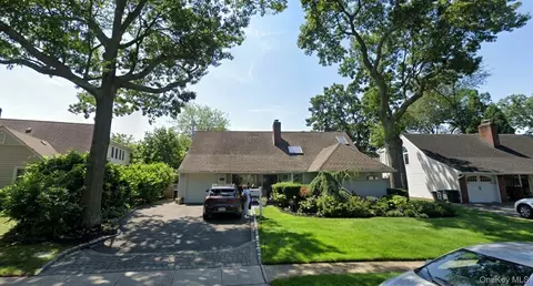 12 Silverbirch Rd, Merrick, NY 11566