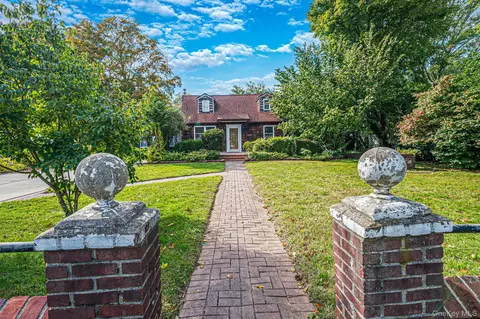1041 Joselson Ave, Bay Shore, NY 11706