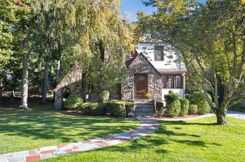 25 Rugby Ln, Scarsdale, NY 10583