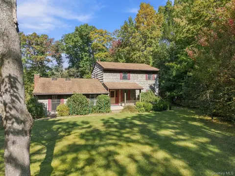 155 Birchwood Dr, Shawangunk, NY 12566