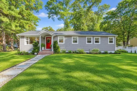 7 Centerview Trl, Ridge, NY 11961