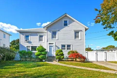 2086 Washington Ave, Seaford, NY 11783