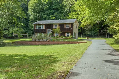 49 W Burda Pl, Clarkstown, NY 10956