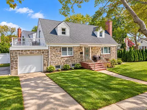 471 Beech St, North Hempstead, NY 11040