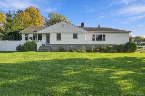 564 Middle St, North Babylon, NY 11703