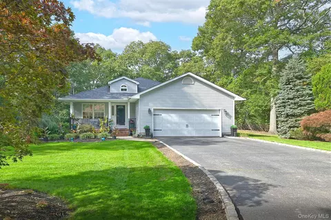 81 Robinson Ave # C, Medford, NY 11763
