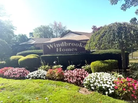 96 Feller Dr, Central Islip, NY 11722