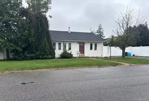 30 Jenkins Ave, North Babylon, NY 11703