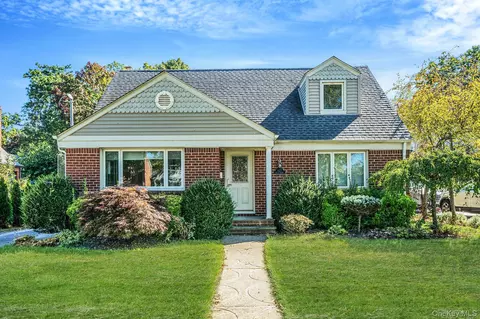 127 Locust St, Floral Park, NY 11001