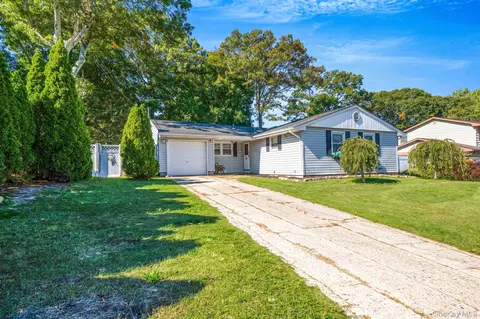 12 Mountain St, Lake Ronkonkoma, NY 11779