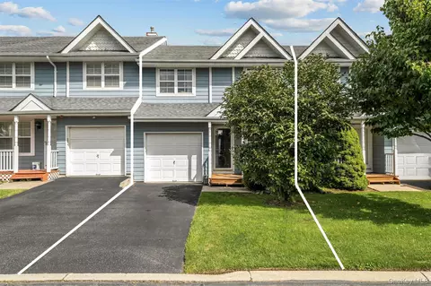 5 Spruce Ln, Central Islip, NY 11722