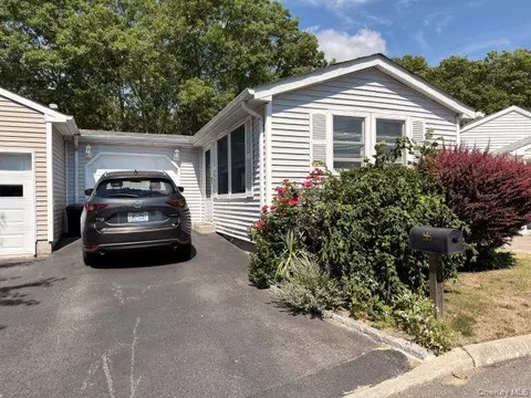 205 Village Cir W, Manorville, NY 11949