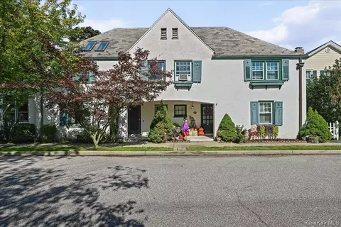 5 1st Pl, Garden City, NY 11530