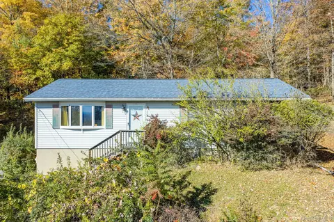89 Pickles Rd, Mamakating, NY 12721