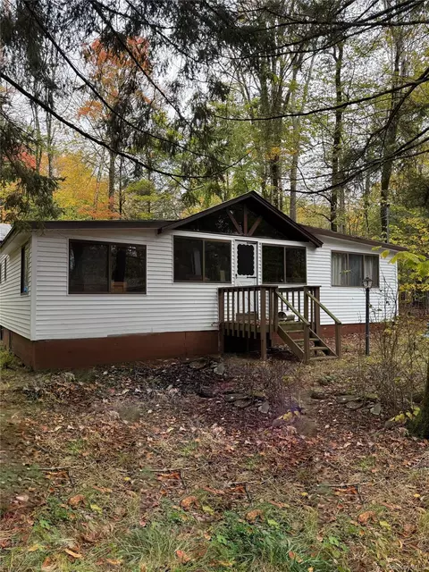 6 W Oakland Dr, Bethel, NY 12720