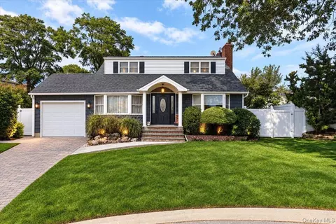 1 5th Ave, Farmingdale, NY 11735