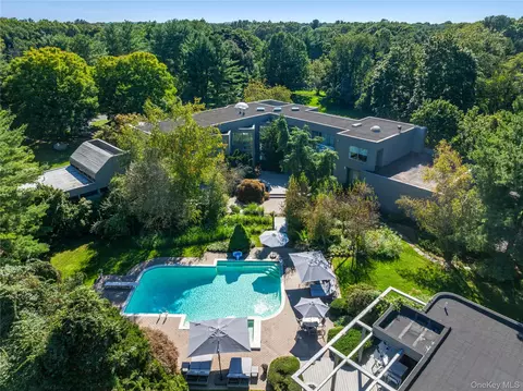 18 Chestnut Hill Dr, Oyster Bay, NY 11771