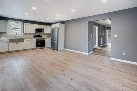 Living - 182 Mill St, Poughkeepsie, NY 12601 photo 3 of 4