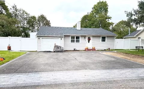 21 Marie Ln, Central Islip, NY 11722