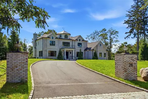 26 Saint Andrews Ct, North Hempstead, NY 11568